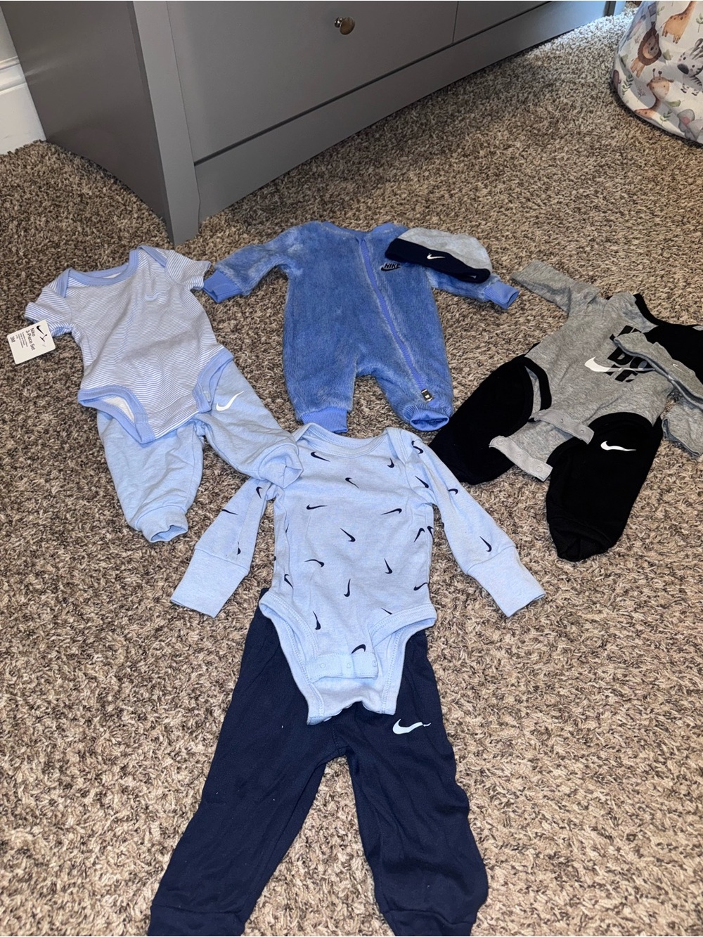 Nike infant boy 9 piece bundle newborn and 0-3 months